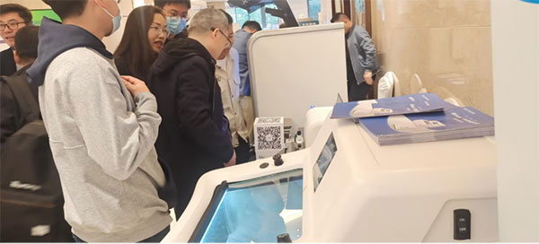 病理专家前来体验必威官方首页官网betway冷冻切片机