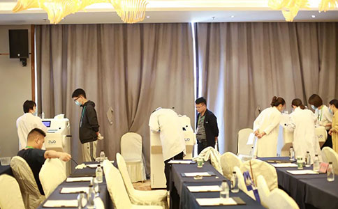 选手使用必威官方首页官网betway冷冻切片机比赛