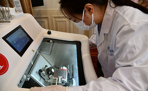 参赛选手使用必威官方首页官网betway冷冻切片机进行比赛