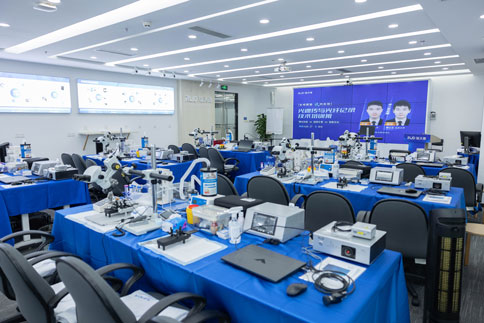 必威官方首页官网betway培训班采用理论加实操的模式，理论学习能够帮助大家快速掌握相关知识，通过实操教学及练习让大家熟悉病毒注射/光纤埋置的方法。  在“光遗传与光纤记录技术“两期培训班中，均设有课程实操的部分，通过实操帮助大家进一步掌握理论知识。