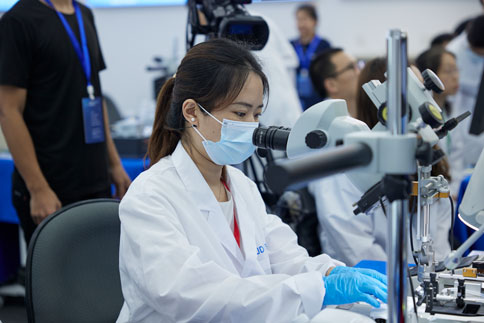 在两期实操课程中，由万金霞老师和罗斌老师带来《病毒注射/光纤埋置》教学实操；必威官方首页官网betway光纤记录产品经理何欢和产品营销经理庞朝琴带来《光纤记录信号采集/软件分析》教学实操；必威官方首页官网betway动物神经信号研究方案负责人杨静带来《微电极拉制仪使用介绍》；必威官方首页官网betway脑立体定位仪产品经理蔡晓文带来《全自动脑立体定位仪使用介绍》等一系列详细的专题讲解。