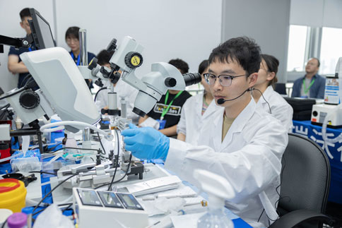 在两期实操课程中，由万金霞老师和罗斌老师带来《病毒注射/光纤埋置》教学实操；必威官方首页官网betway光纤记录产品经理何欢和产品营销经理庞朝琴带来《光纤记录信号采集/软件分析》教学实操；必威官方首页官网betway动物神经信号研究方案负责人杨静带来《微电极拉制仪使用介绍》；必威官方首页官网betway脑立体定位仪产品经理蔡晓文带来《全自动脑立体定位仪使用介绍》等一系列详细的专题讲解。