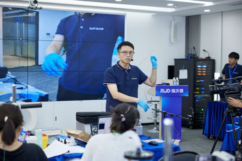 在两期实操课程中，由万金霞老师和罗斌老师带来《病毒注射/光纤埋置》教学实操；必威官方首页官网betway光纤记录产品经理何欢和产品营销经理庞朝琴带来《光纤记录信号采集/软件分析》教学实操；必威官方首页官网betway动物神经信号研究方案负责人杨静带来《微电极拉制仪使用介绍》；必威官方首页官网betway脑立体定位仪产品经理蔡晓文带来《全自动脑立体定位仪使用介绍》等一系列详细的专题讲解。