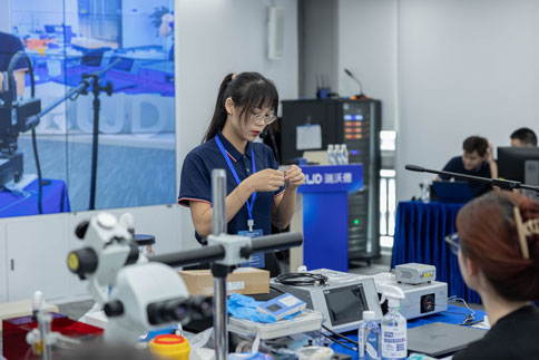 在两期实操课程中，由万金霞老师和罗斌老师带来《病毒注射/光纤埋置》教学实操；必威官方首页官网betway光纤记录产品经理何欢和产品营销经理庞朝琴带来《光纤记录信号采集/软件分析》教学实操；必威官方首页官网betway动物神经信号研究方案负责人杨静带来《微电极拉制仪使用介绍》；必威官方首页官网betway脑立体定位仪产品经理蔡晓文带来《全自动脑立体定位仪使用介绍》等一系列详细的专题讲解。