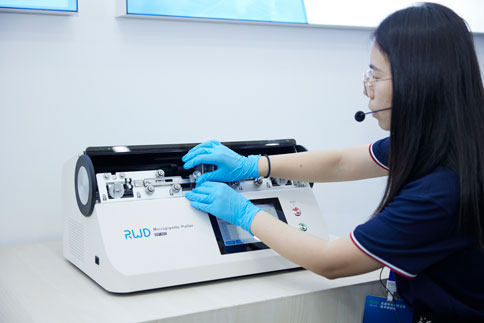 在两期实操课程中，由万金霞老师和罗斌老师带来《病毒注射/光纤埋置》教学实操；必威官方首页官网betway光纤记录产品经理何欢和产品营销经理庞朝琴带来《光纤记录信号采集/软件分析》教学实操；必威官方首页官网betway动物神经信号研究方案负责人杨静带来《微电极拉制仪使用介绍》；必威官方首页官网betway脑立体定位仪产品经理蔡晓文带来《全自动脑立体定位仪使用介绍》等一系列详细的专题讲解。